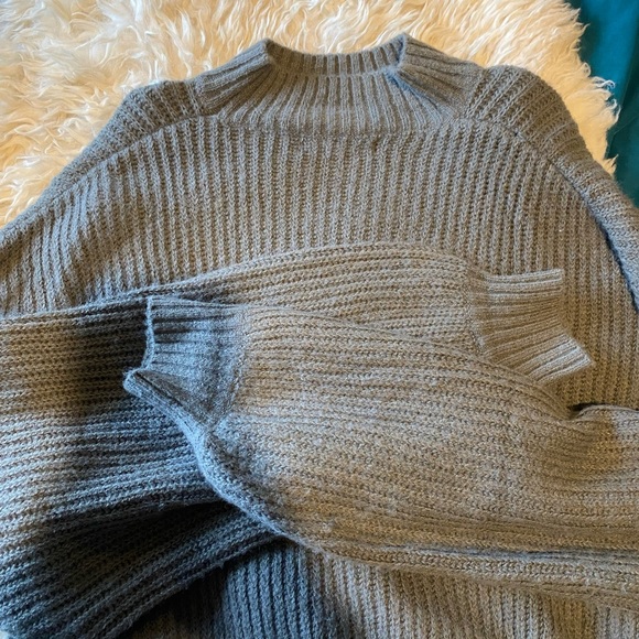 Grey cropped turtleneck balloon sleeve sweater - Picture 2 of 2